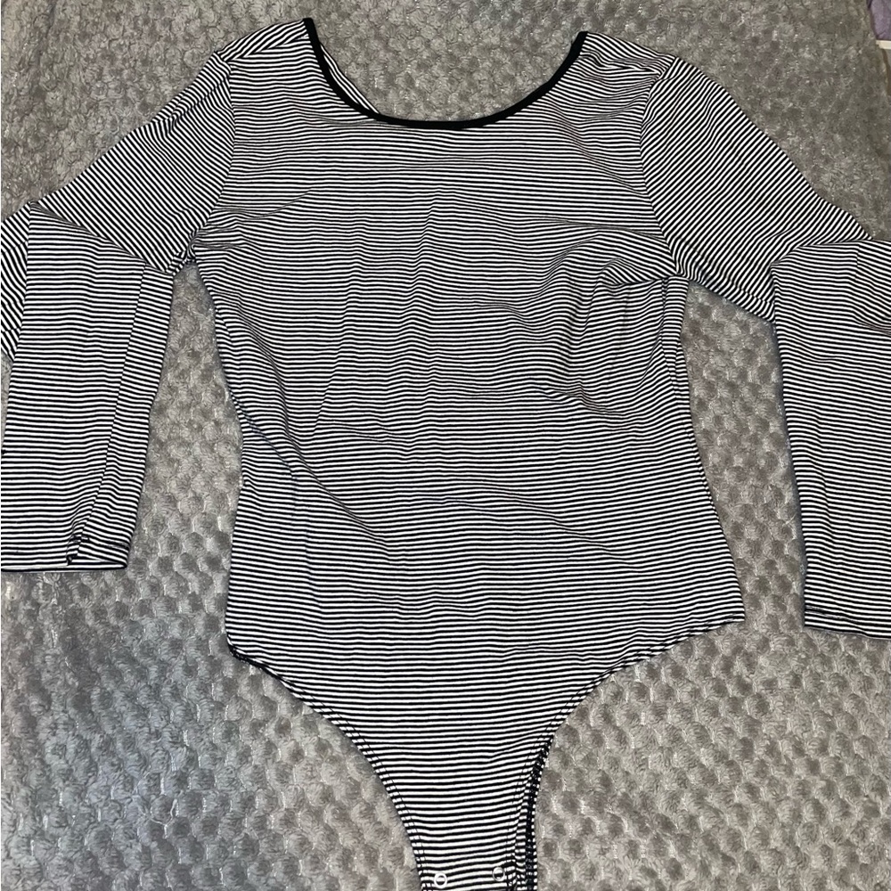Long sleve, black and white lines, open back